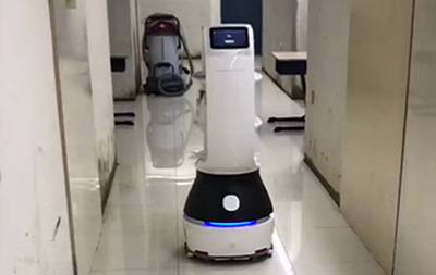 武漢方艙醫(yī)院 智能機器人助力無接觸送餐，展現(xiàn)中國科技抗疫力量